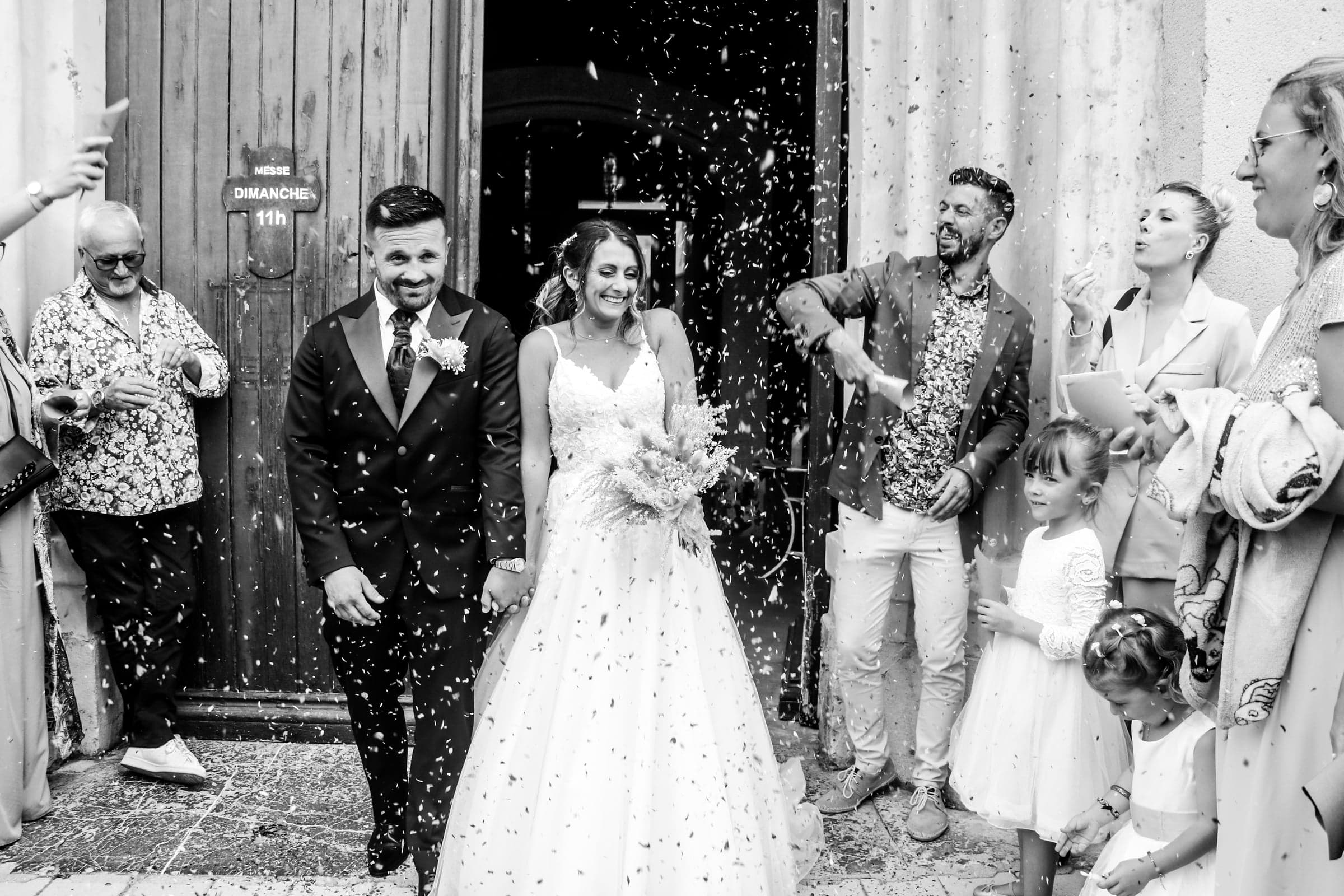 Sortie d'église des mariés sous les confettis
