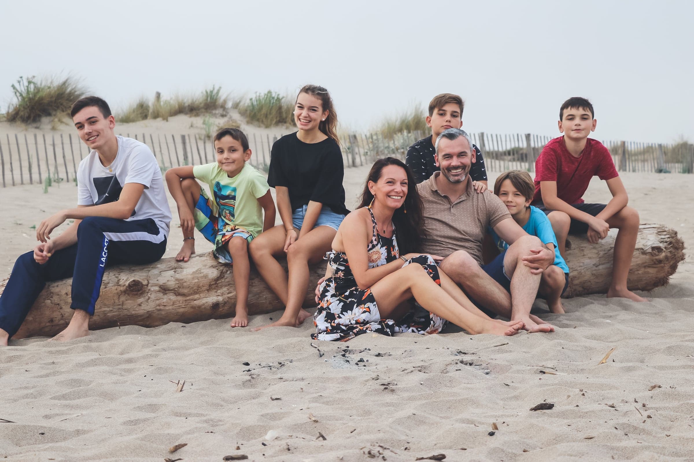 Photographe famille : fratrie réunie sur la plage