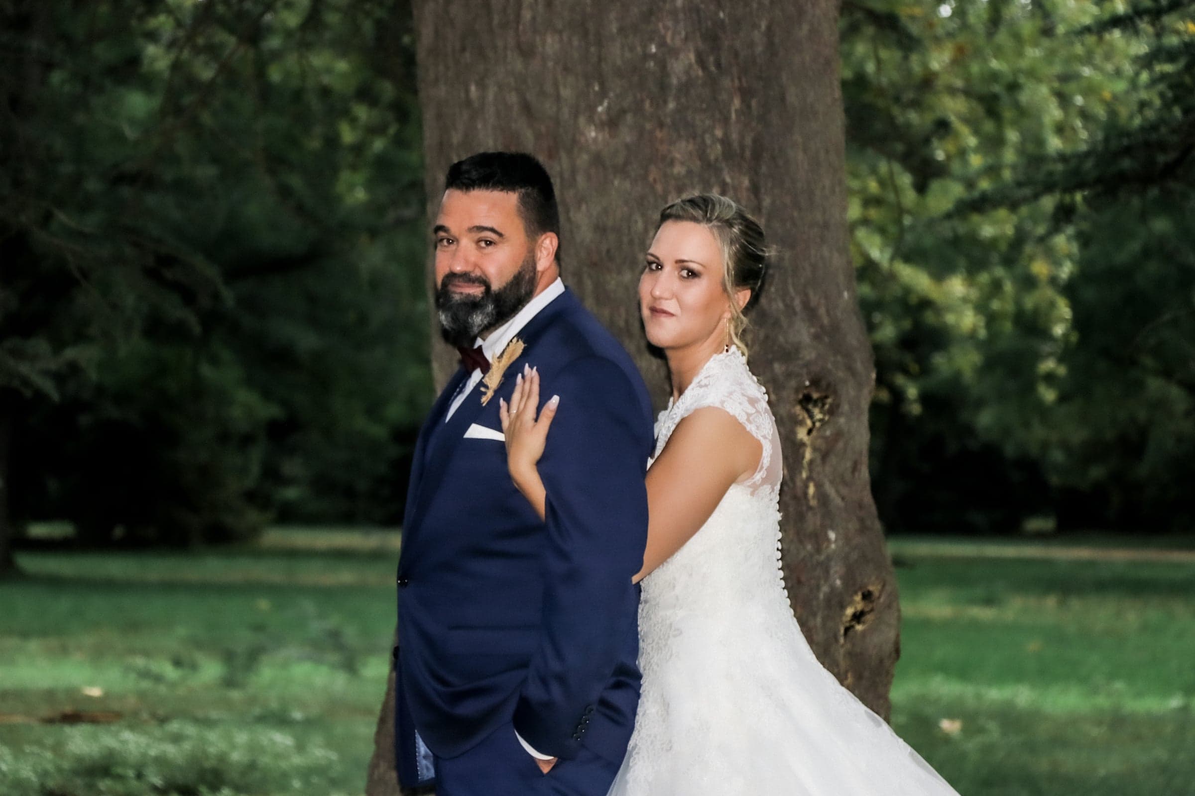 Photographe mariage : portrait des mariés adossés à un arbre